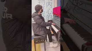气运联盟李润祺🚗路上看见一架钢琴，顺手弹一弹