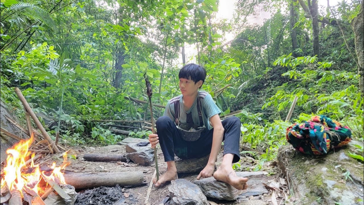 Orphan boy - survival in the forest, Catching fish and spending the night in the forest