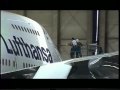 747 - 200 in der &quot;Waschanlage&quot; der Lufthansa Technikhalle