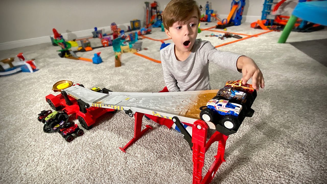 Batalha de HOT WHEELS MONSTER TRUCKS com Marcos - Brancoala Brinquedos 