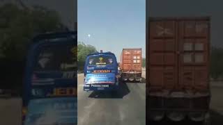 Jalal Haroon Express Vs Jeddah Daewoo Driver Dosri Bus Ke Kalender Se Chlti Gari Me Usb Lete Huwe