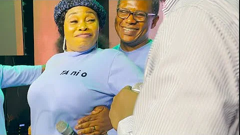 Sweet Moment! Tope Alabi’s Husband Holds Her Tight on Stage During Performance