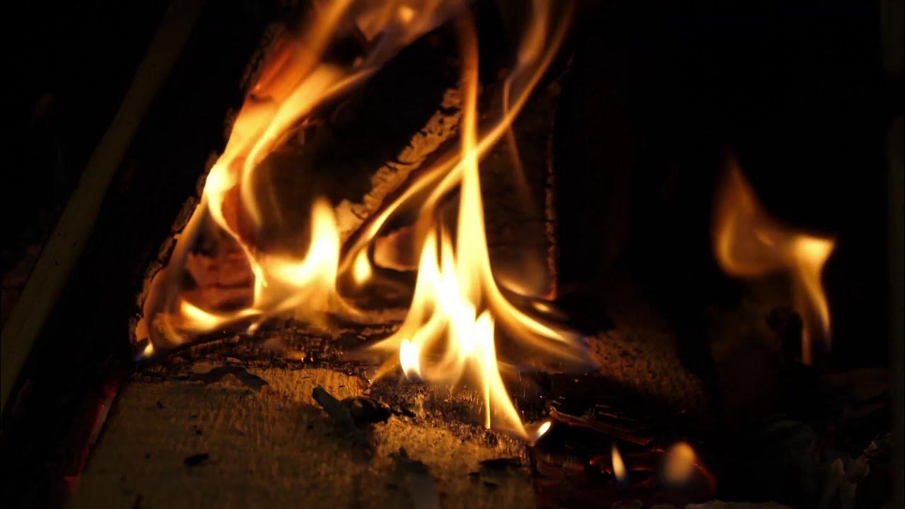 Камин обои. Раскаленные угольки с треском выпрыгивали из костра. Шум горения костра. Успокаивающий огонь. Костер фото.