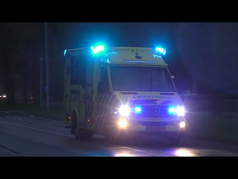 Ambulance 01-179 met spoed naar en vanaf een eenzijdige ongeval in Delfzijl