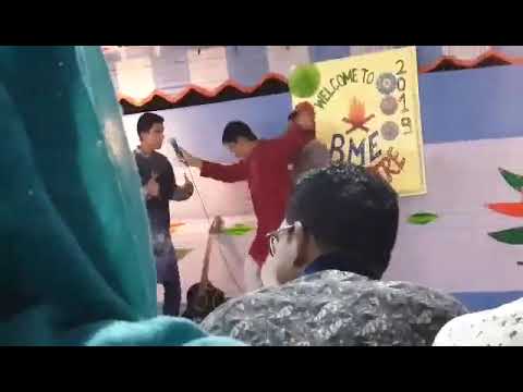বিএমই '১৪ এর ক্যাম্প ফায়ারে। স্টেজে রয়েছে ফাইয়াজ, জামিল ও আরিয়ান