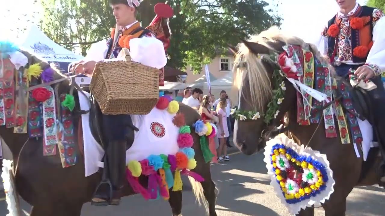 JÍZDA KRÁLŮ HLUK 2025, č.4/18 - Sraz jezdců u tvrze (ke králi)