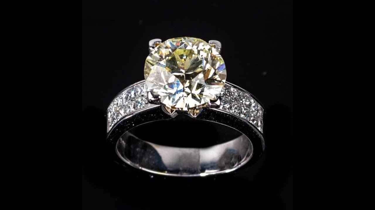 Lot 395 - STUNNING 18kt White Gold 4.20ct Diamond Ring
