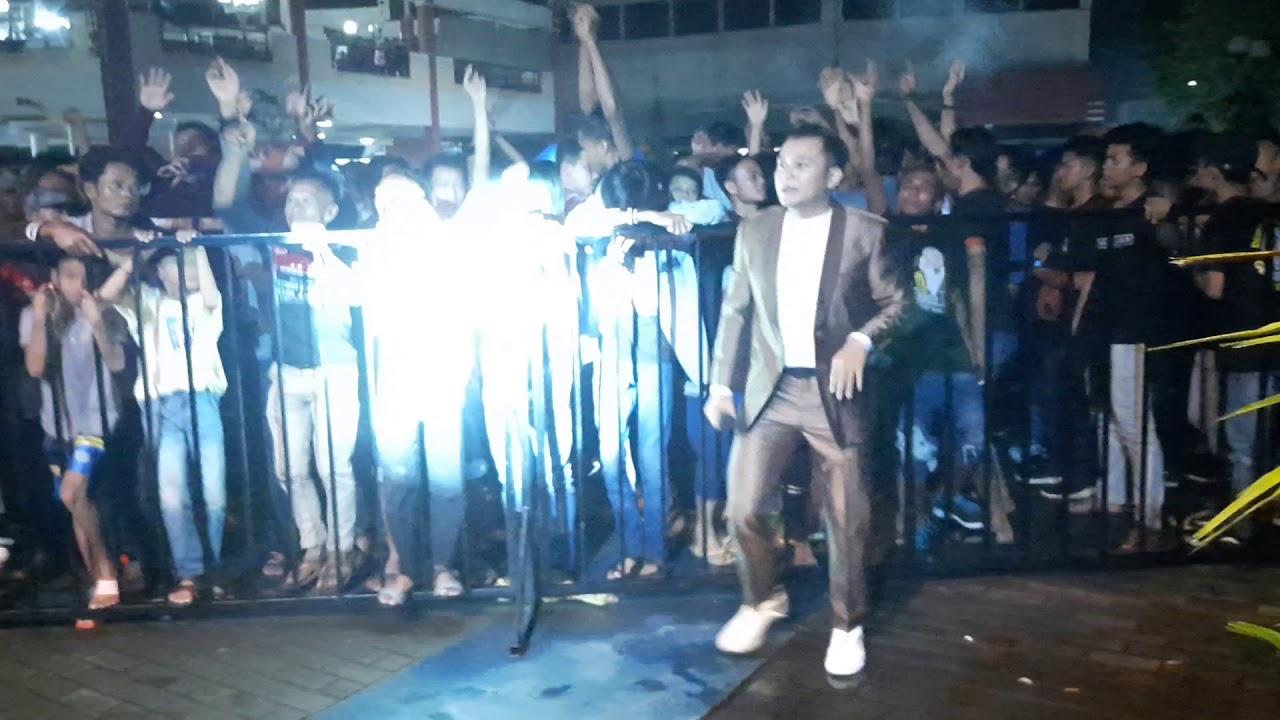 Covered iLham Tasik Lagu KARMILA - YouTube