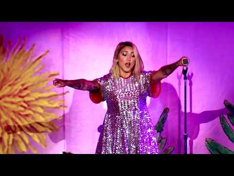 Julia Michaels Jump, Issues Live At LA Forum