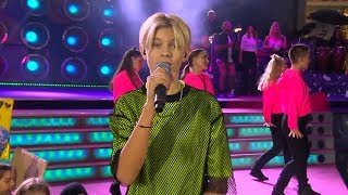 Theoz framför ett fartfyllt nummer med sin hit ”Theori” - Sommarkrysset (TV4)
