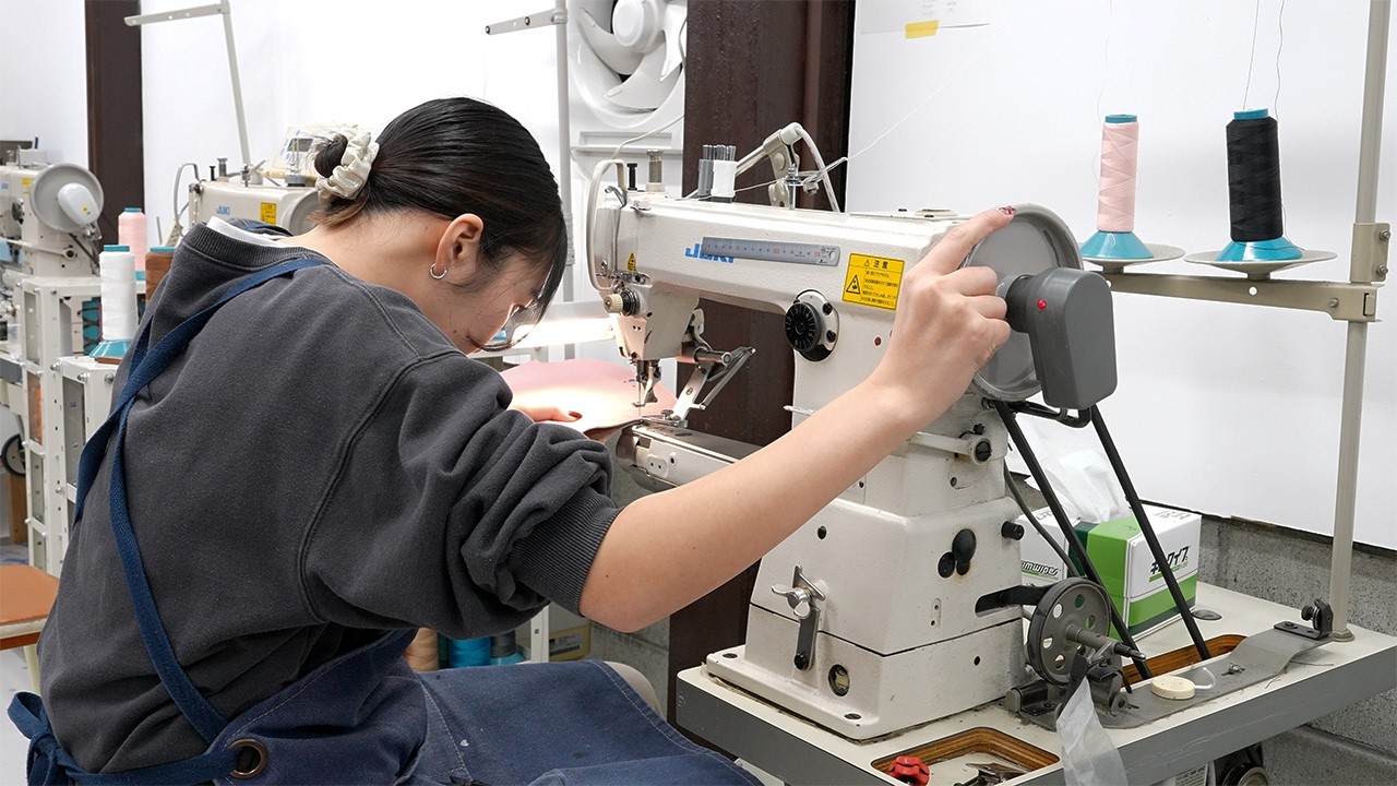 手作り革財布の制作工程。1つずつ丁寧に作り上げる日本の20代女性職人。