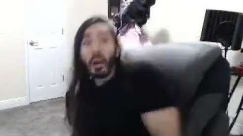 Moist Critikal almost got killed by a wasp