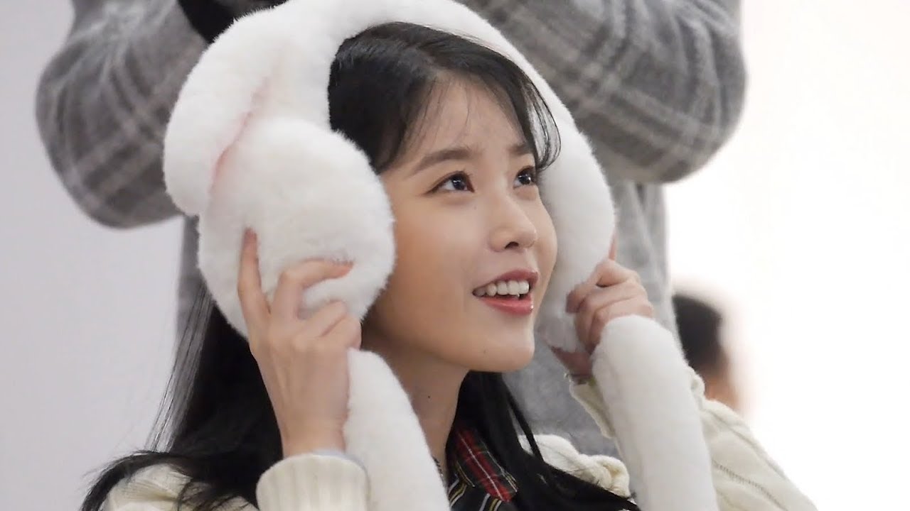 토끼귀마개 쓴 아이유 IU : 토끼유 @아이유팬사인회 (19.11.28)