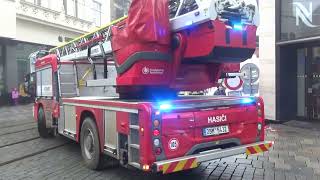 Automobilový žebřík hasičů při zásahu v centru Brna.