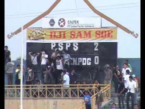 PSPS PEKANBARU TAKLUKKAN SEMEN PADANG 2-0 DALAM PERTANDINGAN PARTAI KANDANG/ DI LIGA COPA DJI SAMSOE INDONESIA DI STADION KAHARUDDIN RUMBAI/ PEKANBARU/ RIAU/ PSPS PEKANBARU MENAKLUKKAN SEMEN PADANG DENGAN SKOR 2-0 Courtesy : MetroTV