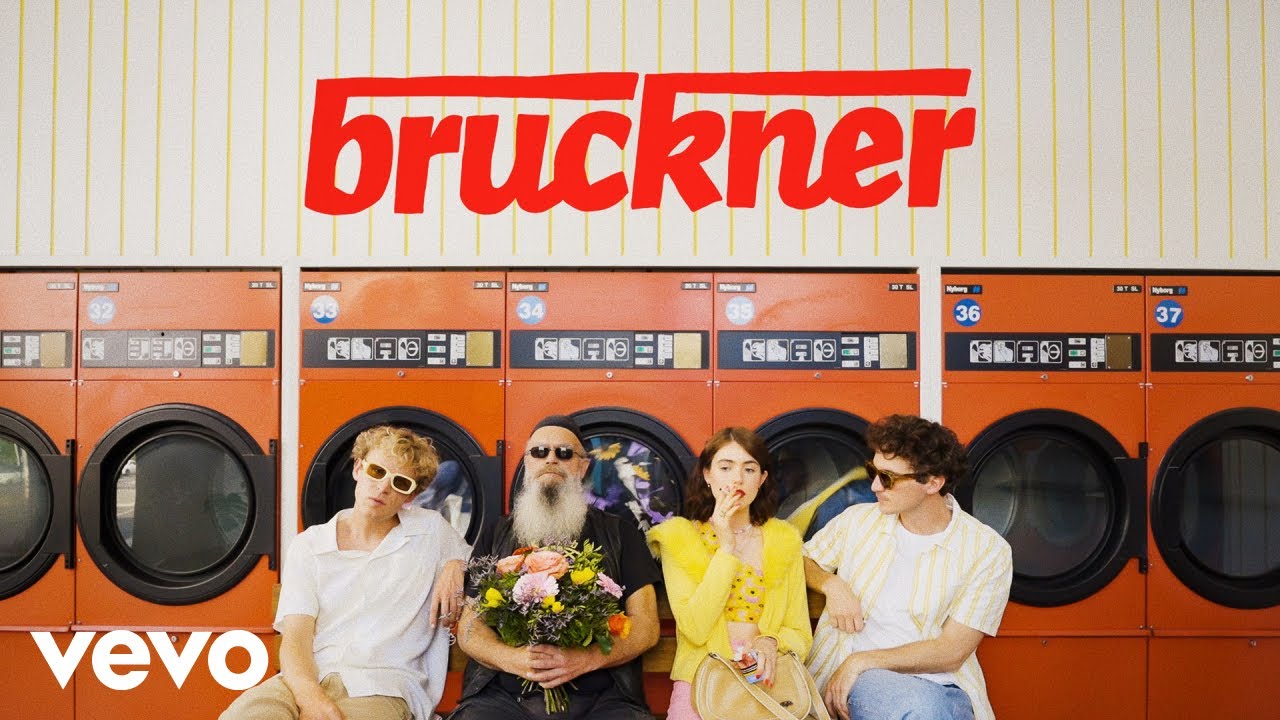 Bruckner - Gib Gib (Offizielles Musikvideo) adlı videoyu YouTube'da izle Bruckner - Gib Gib (Offizielles Musikvideo) adlı videoyu YouTube'da izle