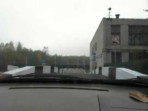 Автоинструктор на эстакаде с полезными советами.