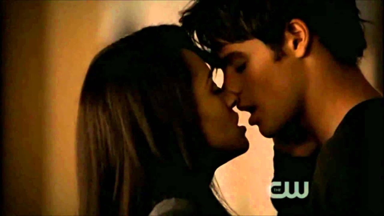 TVD 3x19 - Damon and Elena's steamy motel kiss and bed scene