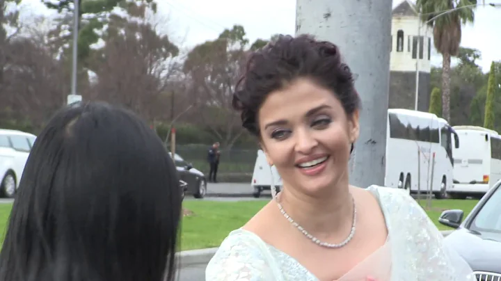 'Indian Celebrity Aishwarya Rai greets fans outside Melbourne hotel' 12/8/17 - DayDayNews