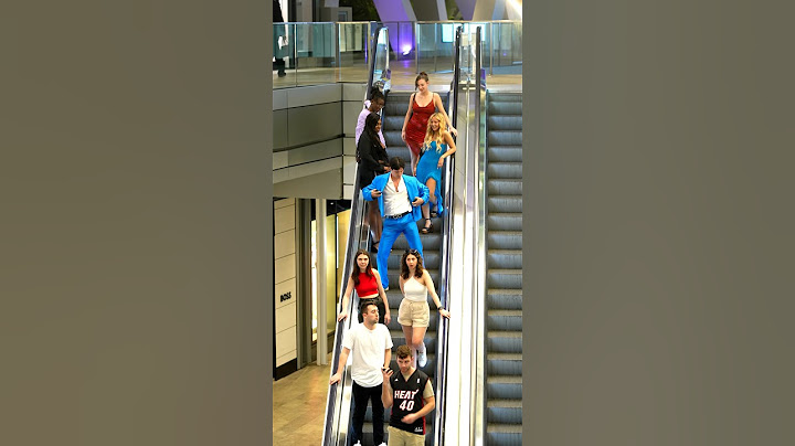Imagine seeing this on an escalator 🤣