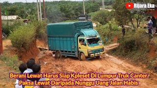 Berani Lewat Harus Siap Kpleset, Truk Canter Nekat Lewati Lumpur Licin Tanah Merah