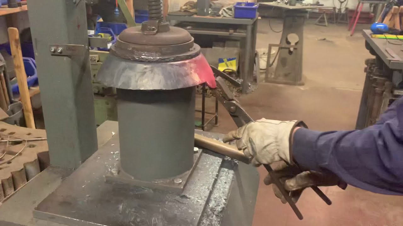 Grobschmied | Handgeschmiedete Pfanne auf Negativ-Amboss / Cast Iron Pan