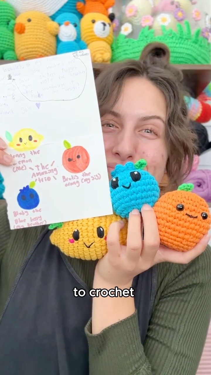 Crocheting your drawings: fruit bunch edition 🍋🍊🫐 #thewoobles