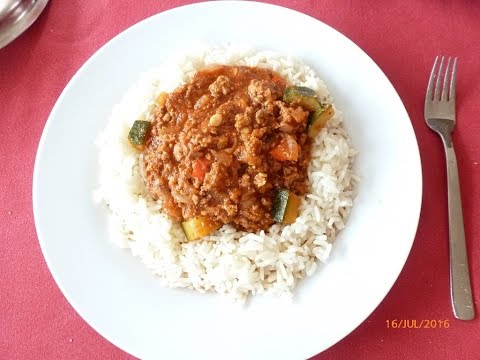 Heute gibt es einen leckeren Auflauf mit Rinderhack, Tomaten und Zucchini. Darüber eine leckere Sauc. 