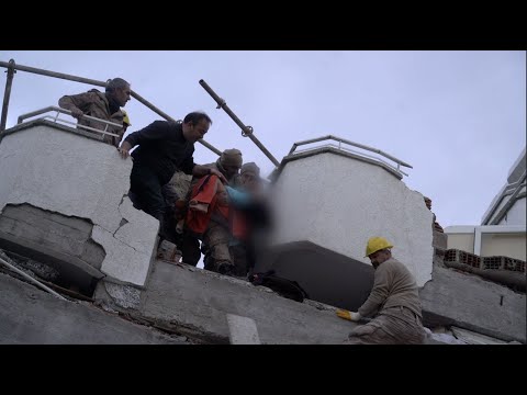 Спасение ребенка из-под завалов в Турции