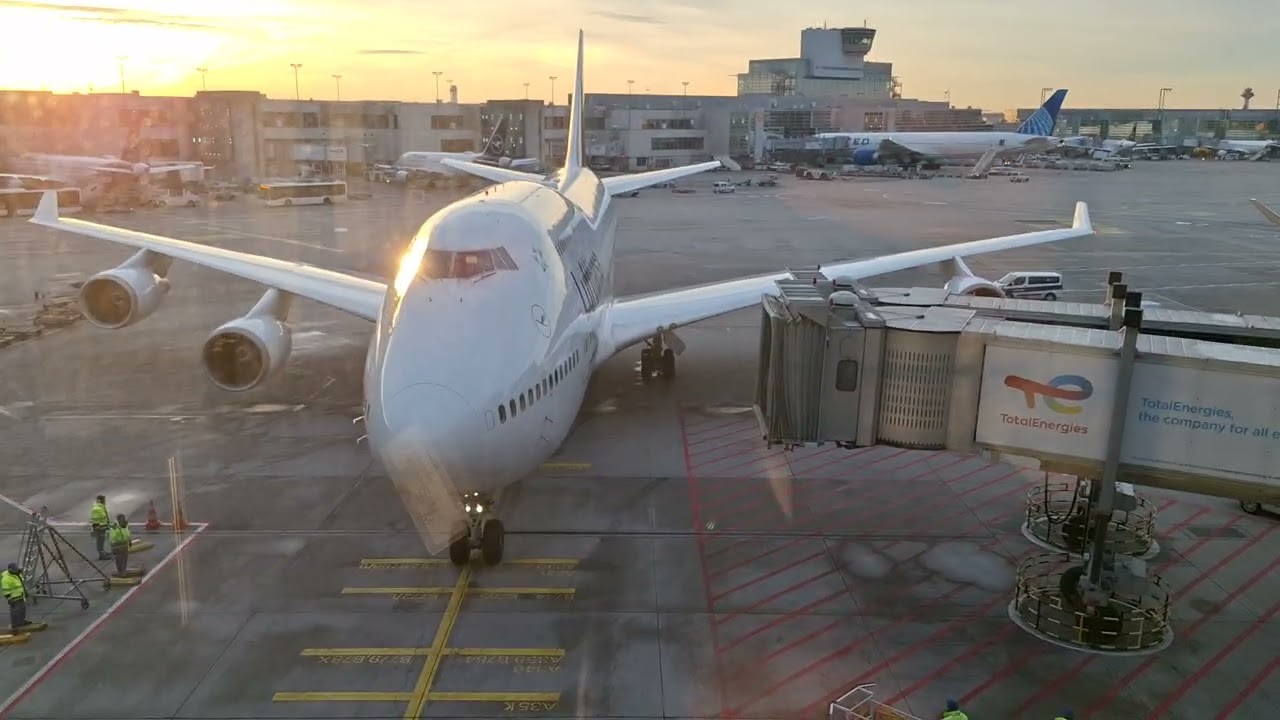 LH755 from Bengaluru D-ABVW B747-400 roll in at frankfurt airport 