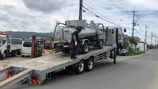 【神業!?】積車にバキュームカーを積み込んでいます。中古バキュームカーご成約いただきました!積車に積んで、大阪府~岡山県へ!
