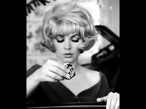 Stella Stevens plays dice at the casino / Stella Stevens juega a los dados en el casino #ai