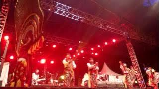 #grebegsuro2016 Dibawah Tiang Bendera - Iwan Fals di kelilingi Jathilan cantik Ponorogo