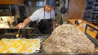 Гигантская гора мяса на гриле и яйцо - японская уличная еда