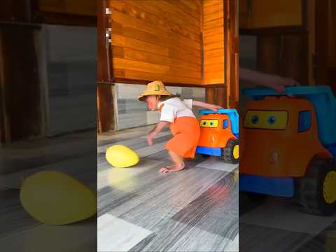 The monkey fed mango to the owner. #shortsvideo