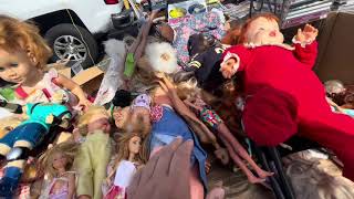Finding vintage barbies at the Swap meet. Buscando Vintage Barbies en el tiangis