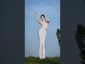 群山下的少年 绕着山路十八弯 歌曲月亮照山川 跟着节奏嗨起来 群山下的少年 绕着山路十八弯 歌曲月亮照山川 跟着节奏嗨起来