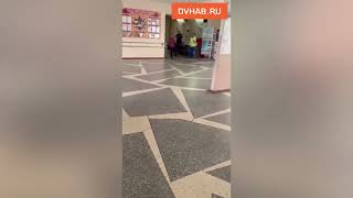 Покинувший свой пост охранник возмутил родителей школьников