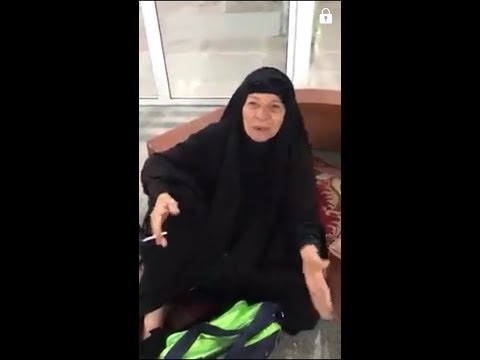 عجوز عراقية تدخن داخل الحرم المكي شاهدوا كيف تعامل معها الأمن جعلني اروح فدوة لعفويتها
