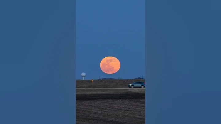 Have you ever watched a Full Moon rise? @stromback_photography - DayDayNews