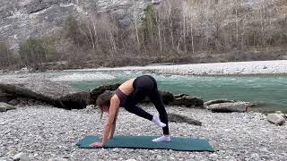 Оutdoor yoga practice/ Занятие ЙОГОЙ на свежем воздухе flexible girl/stretching