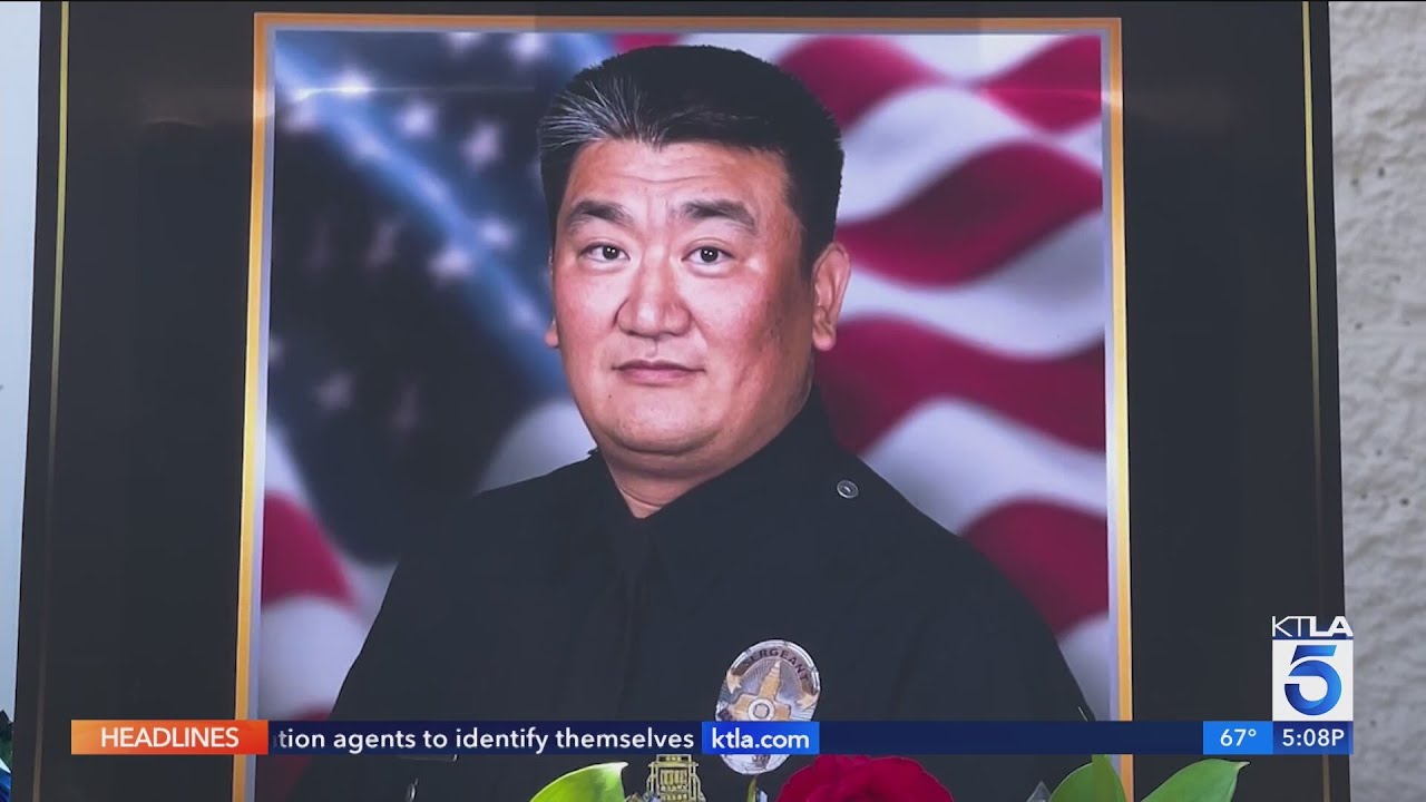 LAPD sergeant hit, killed assisting crash victim on 405 Freeway - YouTube