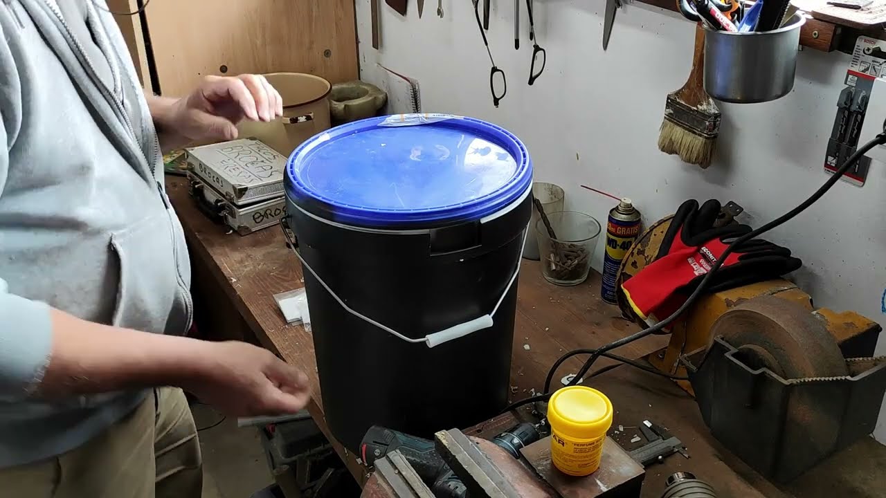 Cazaenjámbres.Trampa para Abejas con Cubo de Pintura.