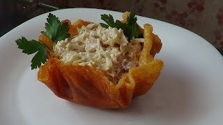 Салат Итальянский с копченой курицей в сырных корзинках Салат Итальянский с копченой курицей в сырных корзинках
