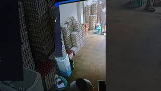 Magnanakaw Ng cellphone kuha CCTV  di lng mamukahaan Kasi naka helmet