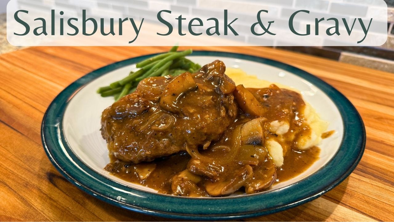 Сытный ужин на сковороде, который понравится всей семье: бифштекс по-сализберийски с подливкой.