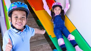 Maddie y Kayden no pueden dejar de deslizarse con tobogán gigante! 😂🎢