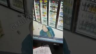 В поселке Коксовый Белокалитвинского района пьяный мужик разнёс холодильник в магазине 