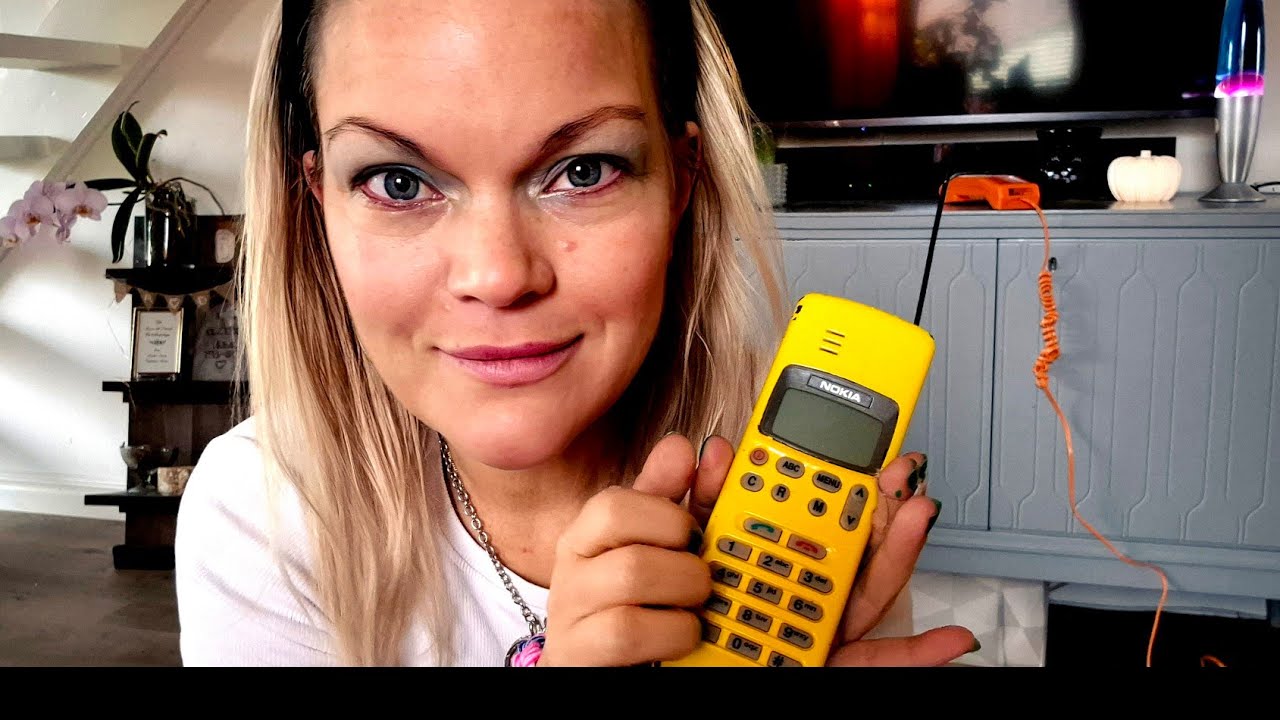 Избалованная девочка-подросток из 90-х показывает свой первый мобильный телефон ASMR