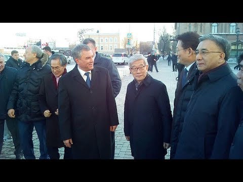 Вячеслав Володин показывает